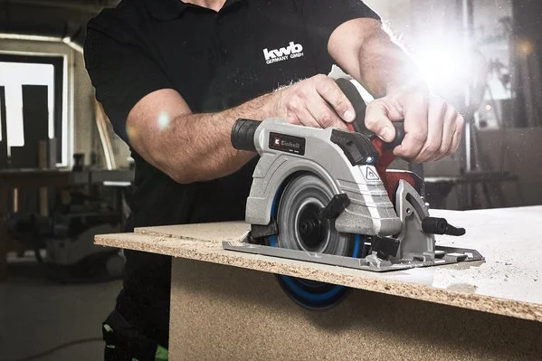 Person sägt Holz mit Handkreissäge.